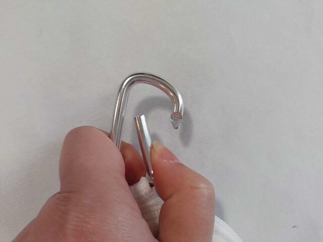 フック部分は、親指で押すと簡単