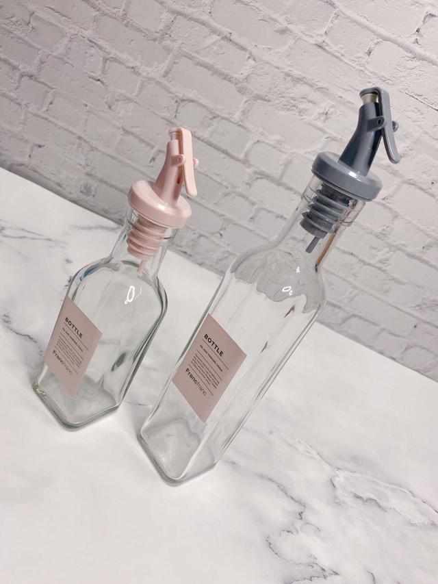 【Francfranc（フランフラン）】オイル＆ビネガーボトル S ピンク／税込500円・オイル＆ビネガーボトル L グレー／税込600円