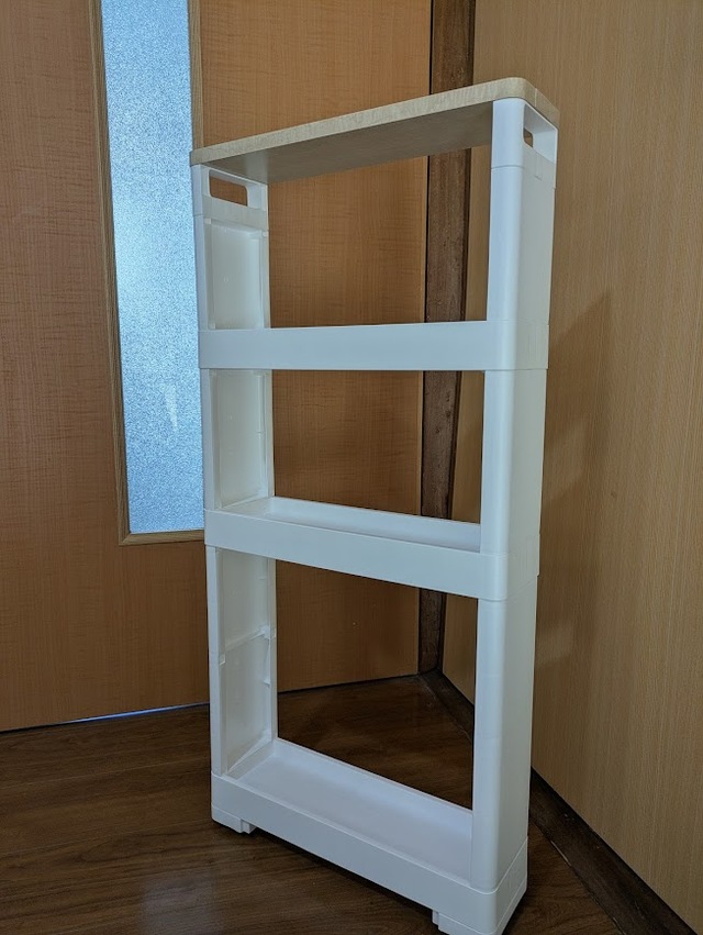 【ニトリ　軽くて組立簡単 スリムラック ウッド 4段（マルチ分割）】サイズは約幅12×奥行40×高さ85cm。カラーはホワイトのみです