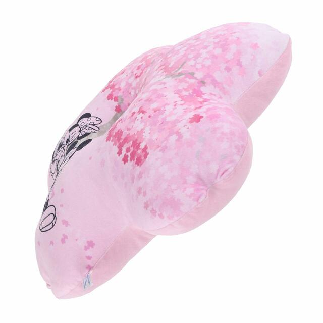 クッション 2,800円｜サイズ：縦約45×横約42×厚さ約12cm｜東京ディズニーリゾート「サクラ」モチーフグッズ｜販売店舗：東京ディズニーランド「ギャグファクトリー/ファイブ・アンド・ダイム」、東京ディズニーシー「ベッラ・ミンニ・コレクション」｜発売日：2023年2月2日（木）