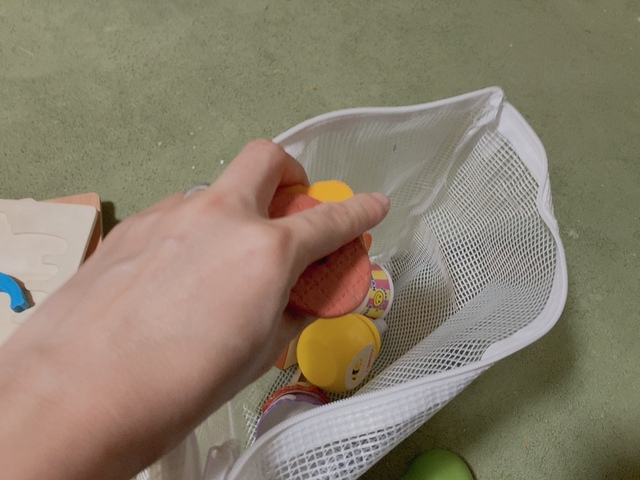 【セリア ビニールケース】ファスナー付きなので、子どもも指先を使う練習になりそう