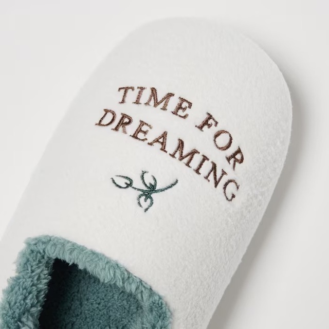 フリースルームシューズ｜1,500円｜ユニクロUT「くまのプーさんコレクション」