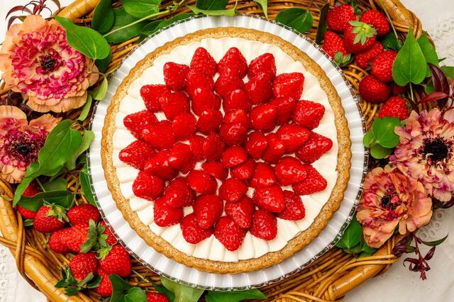 新作「イチゴとバナナカスタードのタルト～ココナッツ風味～」piece ¥918 / whole(25cm) ¥9,180【キル フェ ボン「2024 VERY STRAWBERRY」】