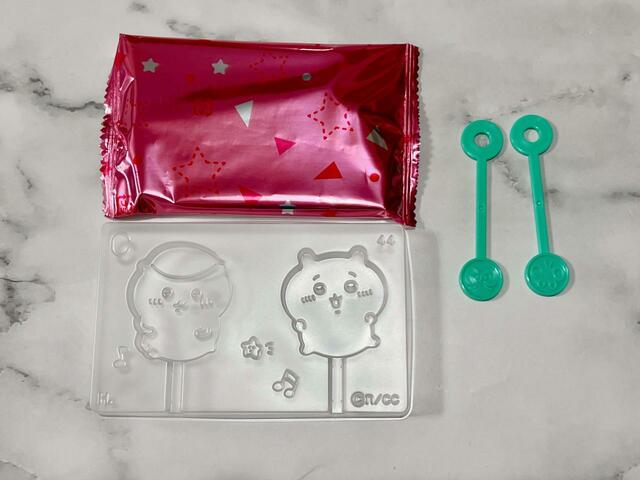 パッケージの中には、ミルクチョコとスティック、トレイが入っています