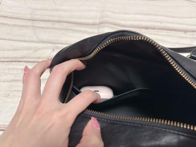 イヤホンなどの細々したものの収納にぴったりな区切りポケット