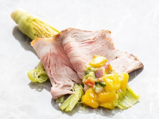 沖縄産豚もも肉 カフィアライム風味のロースト トロピカルフルーツサルサ添え