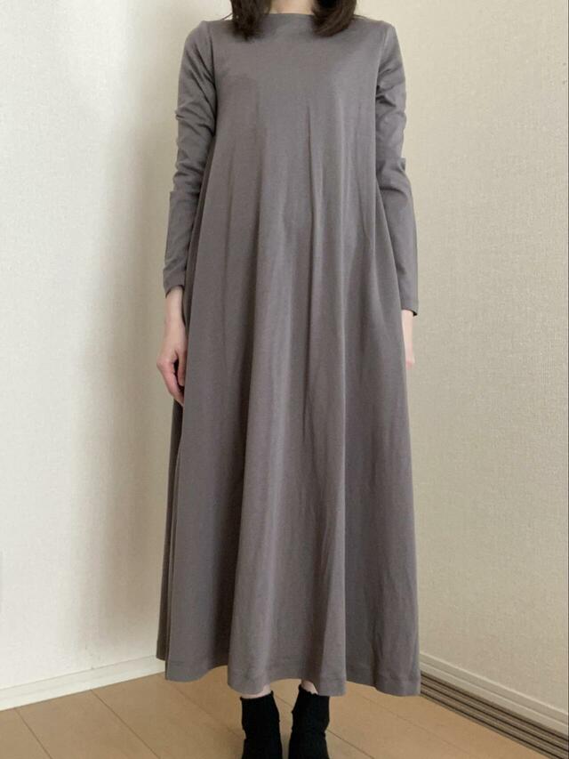 【無印良品　なめらか天竺編みクルーネック長袖ワンピース】胸元から広がるフレアシルエットで、スタイルよく上品に見えます◎