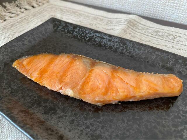 【3COINS 電子レンジ調理器】表面にほどよく焦げ目が付いておいしそう♪食べてみても、普段フライパンで焼いている塩焼きと大きな違いは感じませんでした◎