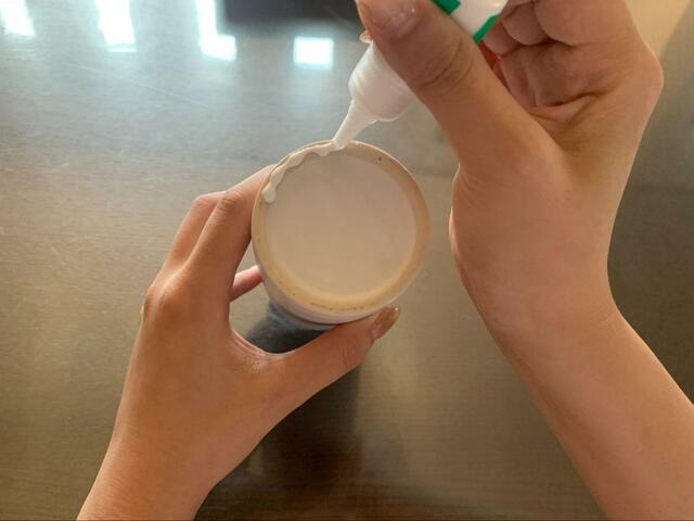 【ダイソー　すべり止め液】ツルツルの棚の上でも安定したので、小さな地震などでも転倒しないかも？