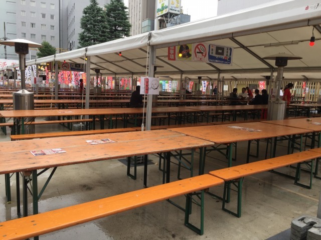 席はテントなので雨でも大丈夫