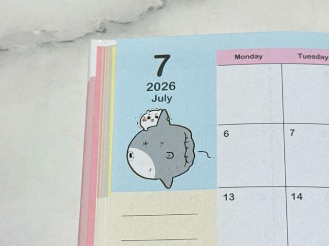 マンボウに乗るちいかわ。プルプル震えているのがかわいすぎ!