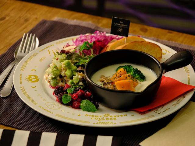 サーモンのクリームシチュー　　1,990円/プレート付き　4,290円