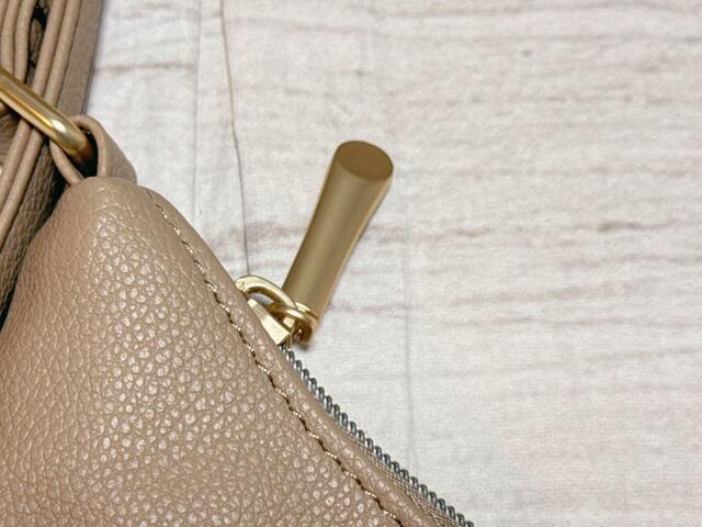 メイン収納にはファスナー付き