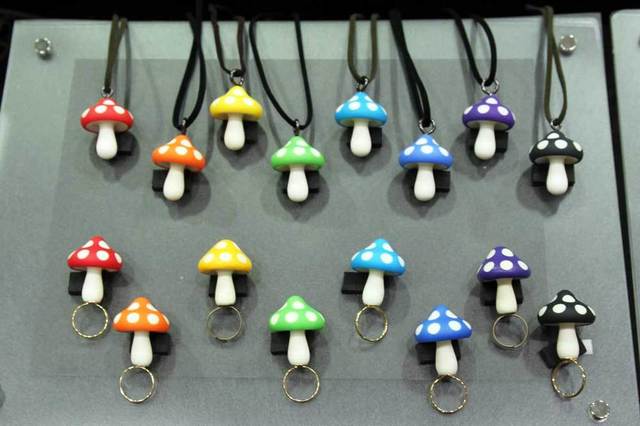 「CloneKinoco」のきのこリングときのこペンダント。