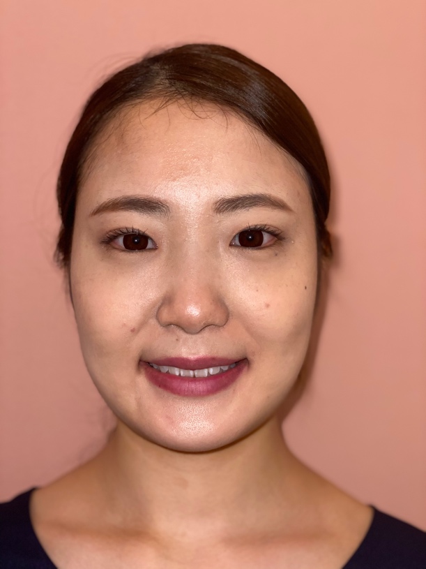 （3）奥歯を見せるように唇を上に上げる