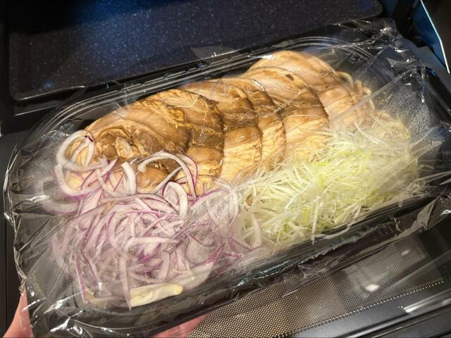 【コストコ チャーシュー油そば】ラップをかけてまずは500Wの電子レンジで3分◎