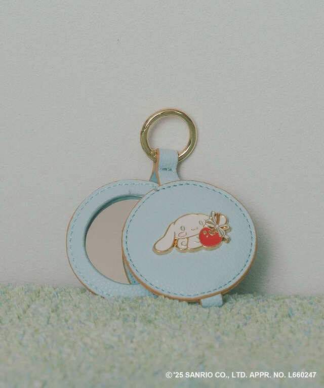 【シナモロール×VIS】「ミラーチャーム」サックス ￥2,409／大きなチェリーとリボンを付けたシナモロールがポイントのチャーム型ミラー