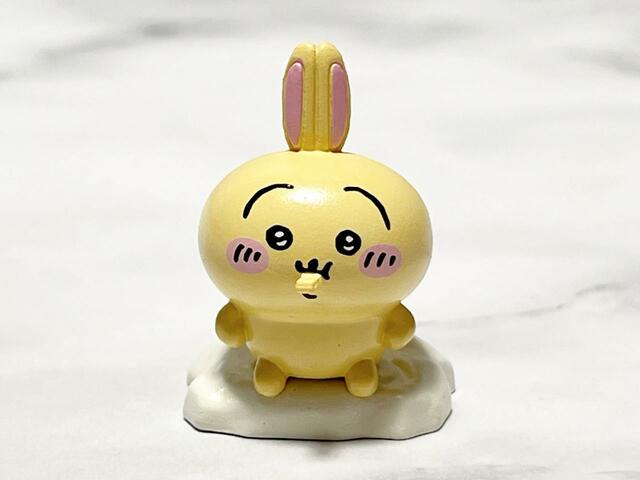 うさぎはいつもと変わらない表情です。アイスを美味しそうに頬張っていてかわいい♪