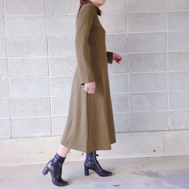 【UNIQLO コットンブレンドフレアワンピース（長袖）】サイドもすっきりしてフレアがきれいに広がる