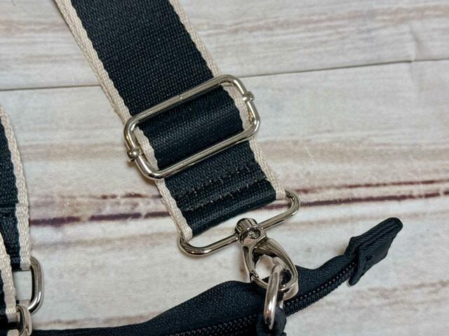 ショルダーストラップは長さ調整が可能!もちろん取り外しできますよ♪