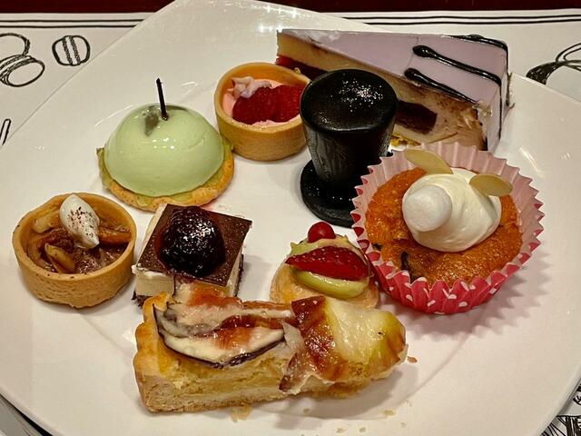 【ヒルトン東京 絵本の国のアリス スイーツビュッフェ】