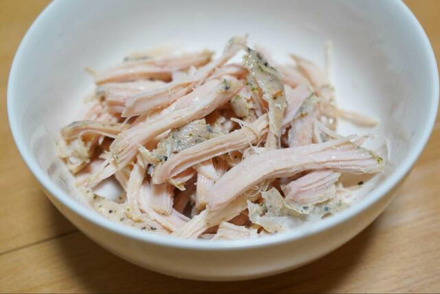 【セブンイレブン　簡単アレンジレシピ】今回はハーブ味のサラダチキンを割いて使用します