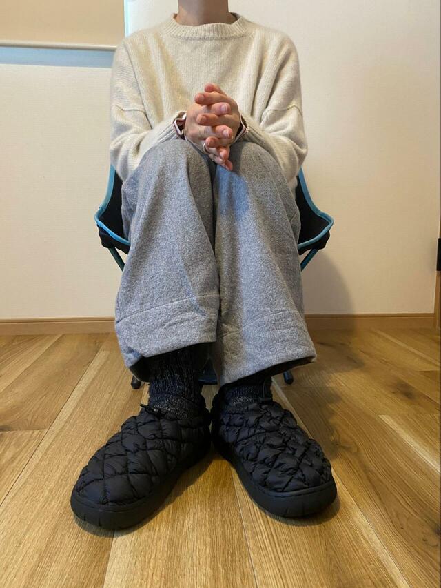 【niko and ... オリジナルニコモコモックシューズ】ワイドパンツと合わせたコーデ。ルームシューズとして使うのも良さそうです