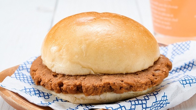 はみでちゃったバーガー（てりやきソース＆マヨネーズ）