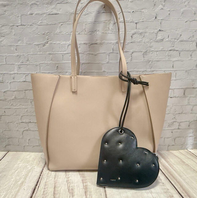 ベージュのバッグつけてもかわいいです!