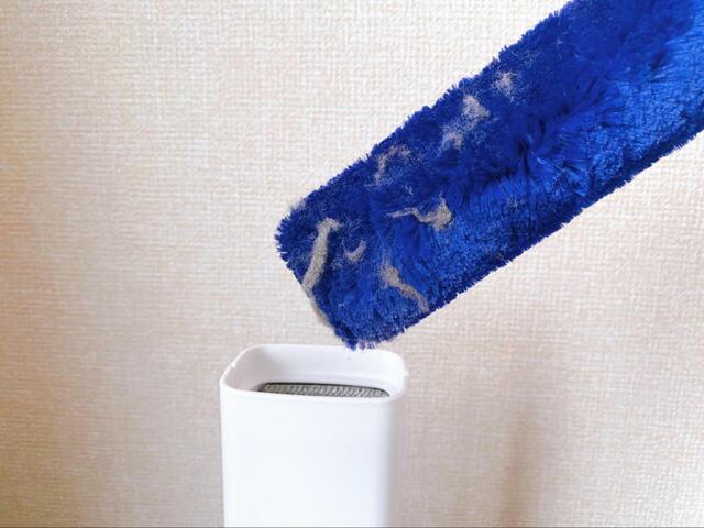 【カインズ ホコリがよく取れる洗わないモップ】掃除してホコリがついたら付属のケースに差し込んで…⇒