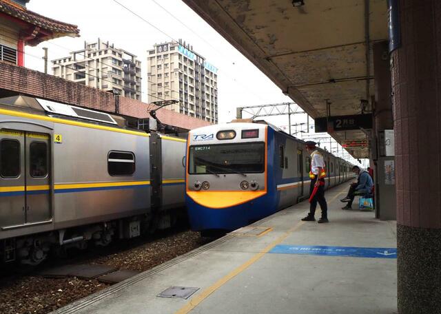 【台湾食べ歩きの旅 #8】台鉄羅東駅のホームに滑り込む各駅停車。羅東から蘇澳までは各駅停車で20分弱。蘇澳は終着駅だ