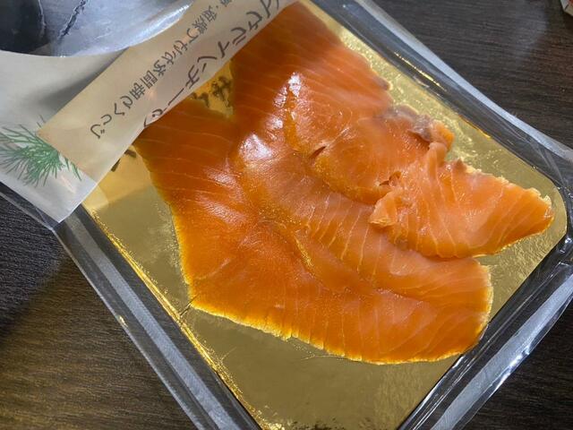 【業務スーパー　スモークサーモン】無駄なものは一切入れず、食塩のみで味付けしています