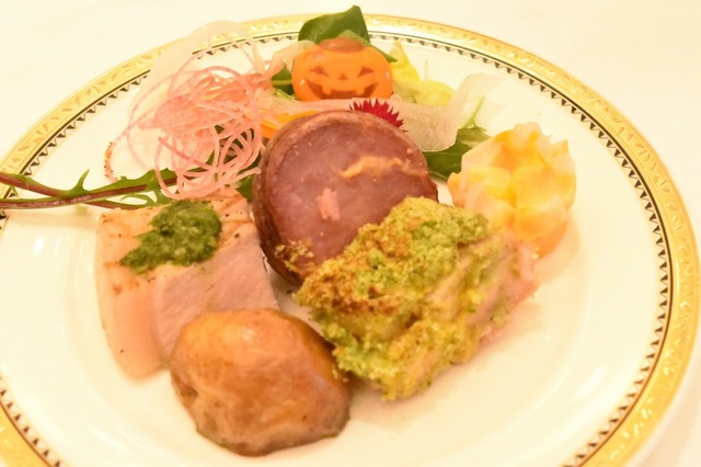 ディナータイムならお肉もガッツリ食べられる