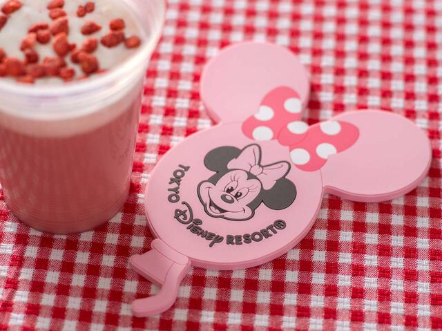 ホットストロベリードリンク(チーズホイップトッピング)、スーベニアコースター付き 対象メニューにプラス600円｜提供店舗：東京ディズニーシー「ザンビーニ・ブラザーズ・リストランテ」