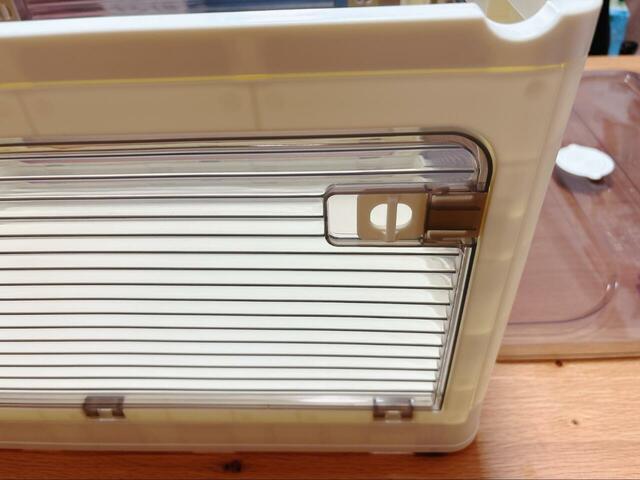 【フリーライフ 5面開き収納ボックスL】扉にはロック機能付き。移動中や、子どもが触れても勝手に開いてしまう心配がありません