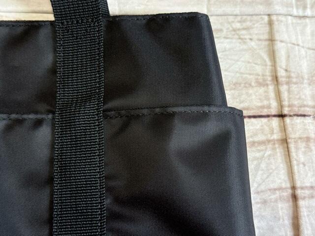 両サイドにポケットが1つずつついています