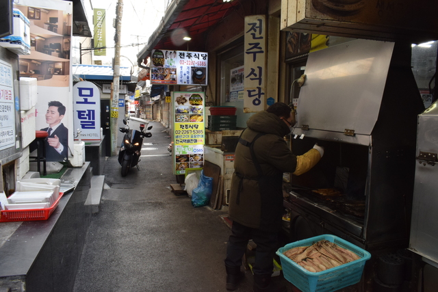 鍾路3街駅の15番出口から歩道を出てすぐの路地（角に薬局）を左折、最初の十字路を通り過ぎた右手に『全州食堂』がある。後述するサムギョプサルの店『ハント』と、以前、本コラムで紹介した食料雑貨店兼大衆酒場の『ソウル食品』（ＮＨＫの人気居酒屋番組登場店）はこの路地をさらに南に進んだところにある