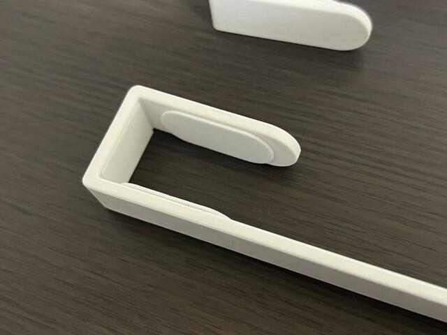 【山崎実業　tower　オールインワンホルダー】クッションを貼り付けた後。取り付け可能な扉の厚さは約1.5～2.2cmです