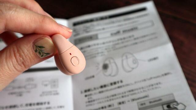 【3COINS オープンイヤーイヤカフイヤホン】本体、耳裏側にボタンとLEDライトがあります   