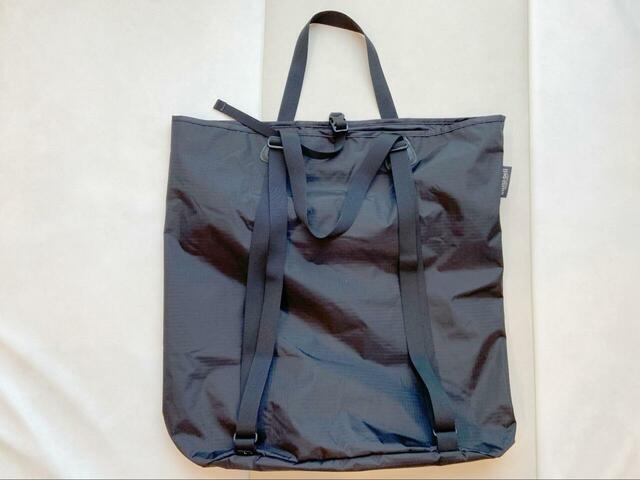 【mont-bell ギアコンテナL】後ろ側にはリュックの肩紐が。「背負う」と「提げる」2通りの使い方ができます