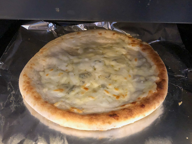 【無印良品　ゴルゴンゾーラと3種のチーズのピザ】オーブントースターで焼くとゴルゴンゾーラの香りが部屋中に広がります