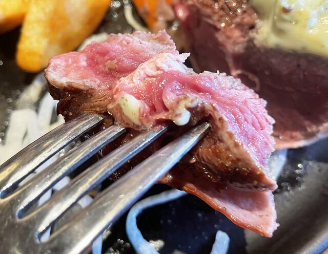 レアのステーキと、巻かれたベーコンのカリッとした食感のバランスが最高です！