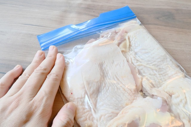 【野菜・肉の便利な冷凍保存術／鶏もも肉】平らになるように冷凍保存袋に入れてください