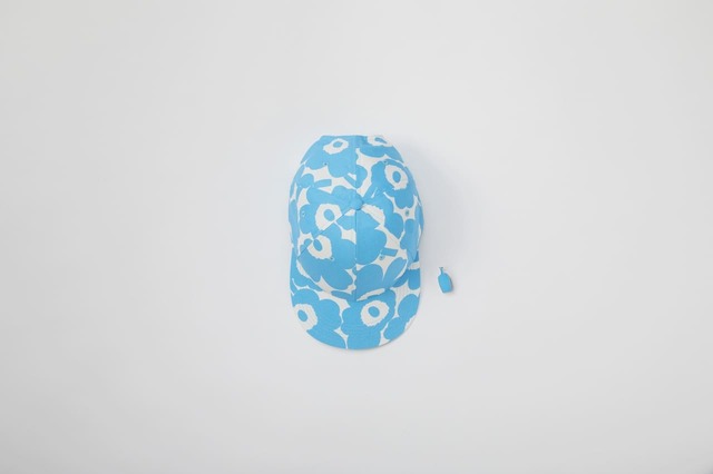 【マリメッコ×ブルーボトルコーヒー　ウニッコ キャップ＆ブルーボトルコーヒー エナメルピン セット　13,794円】ブルーボトルコーヒーのボトルロゴのエナメルピンと合わせて販売