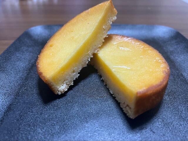 【濃厚チーズタルト】断面からも、チーズの比率の高さが窺えま