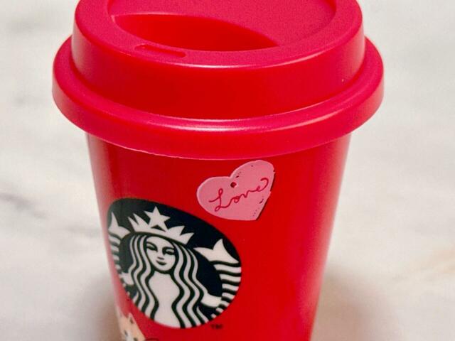 バレンタインのシーズナルグッズらしいピンク&ハートモチーフのプリント♪