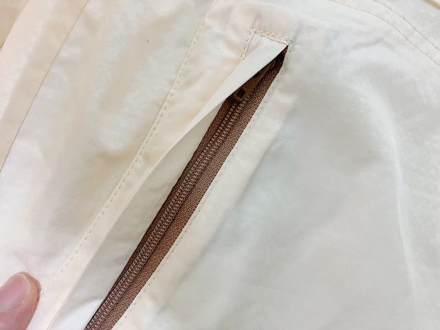 【ワークマン レディース高撥水シェルジャケット(エンボスタイプ)】ファスナーにはフラップ付きで雨の侵入を防ぐ