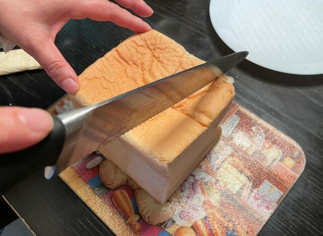 【SAKImoto bakery 極美”ナチュラル”食パン】パンを潰さないようにナイフを入れます
