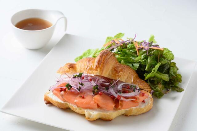 「サーモンチーズクロワッサン」<価格:1,540円(税込)>【人気ブランドのパンを使用したモーニングやオリジナルのスイーツコースも♪「NOSTA CAFE」に新作が続々登場!】