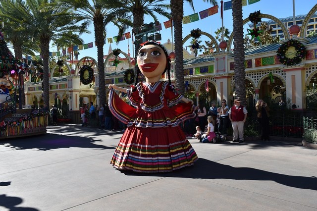巨大な人形も登場